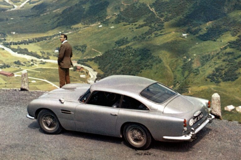 Aston Martin DB5 в фильме Goldfinger о Джеймсе Бонде