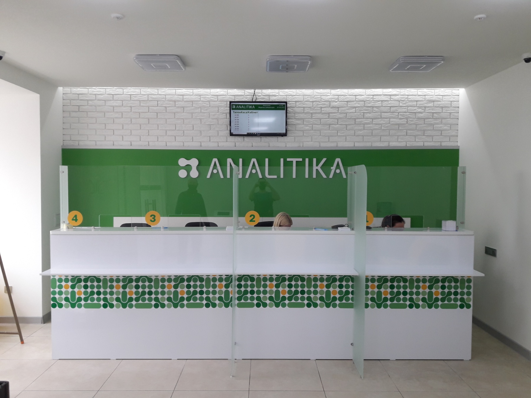 Рекламне оформлення медичної лабораторії «Аналітика» - пр.Науки, Харків